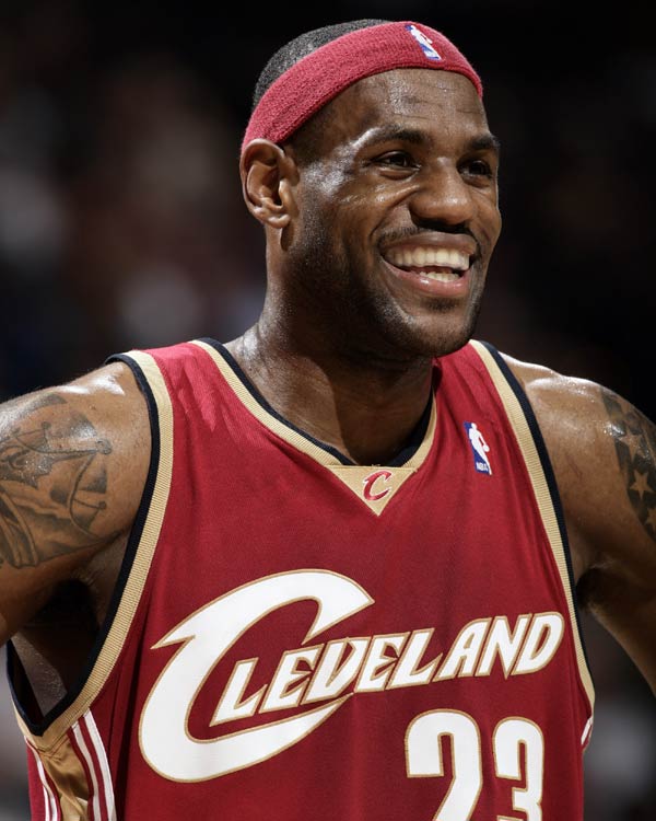 上海海港夺冠背后是穆斯卡特的战略放弃与坚守，成功卫冕中超冠军。（从战略取舍到坚守底线，穆斯卡特助上海海港完成中超卫冕）