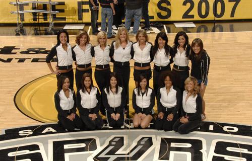 弹无虚发！李弘权首节3中3拿到8分4板 三分2中2（手感火爆！李弘权首节3投全中砍下8分4篮板，三分2投2中）