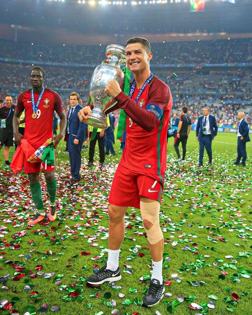 记者：上届非洲杯摘亚，尼日利亚国家队成员获得住房奖励（记者称尼日利亚队上届非洲杯摘亚，队员获赠住房）