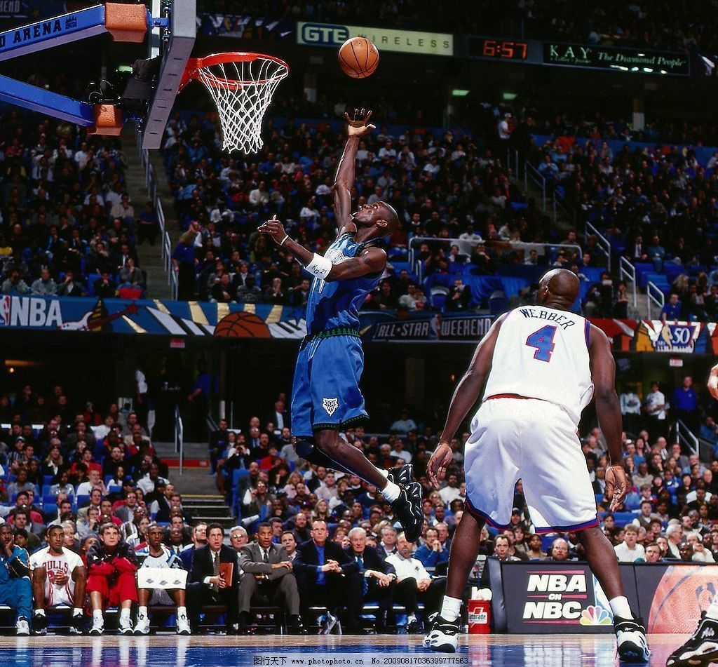 记者：丹·伯恩在德比战中肋骨受伤呼吸困难，已被救护车送医（德比战中丹·伯恩肋部受伤出现呼吸困难 已由救护车送医）