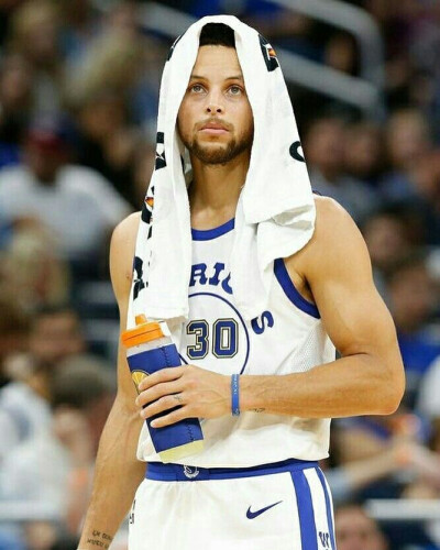 詹姆斯关键时刻稳住全队（关键时刻詹姆斯力挽狂澜稳住球队）