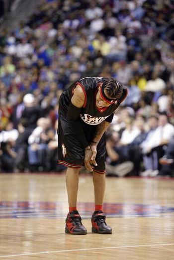 是好球！巴尔文背打杨文学突破上篮强打2+1 四川挑战挥肘失败（判定好球！巴尔文背打杨文学突破上篮打成2+1，四川队挑战挥肘未果）