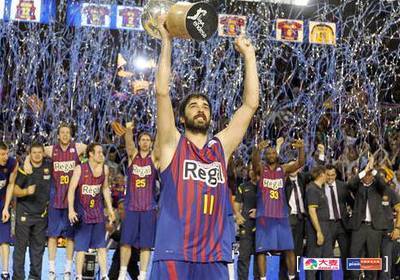 爱德华兹关键时刻展现神射，三分球助球队反超（爱德华兹关键三分命中，率队完成反超）