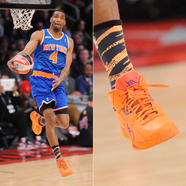 开拓者球员赛后经过通道高喊胜利比出“W”手势 杨瀚森不够兴奋呀（开拓者球员赛后通道高呼胜利并亮“W”，杨瀚森显得不太兴奋）