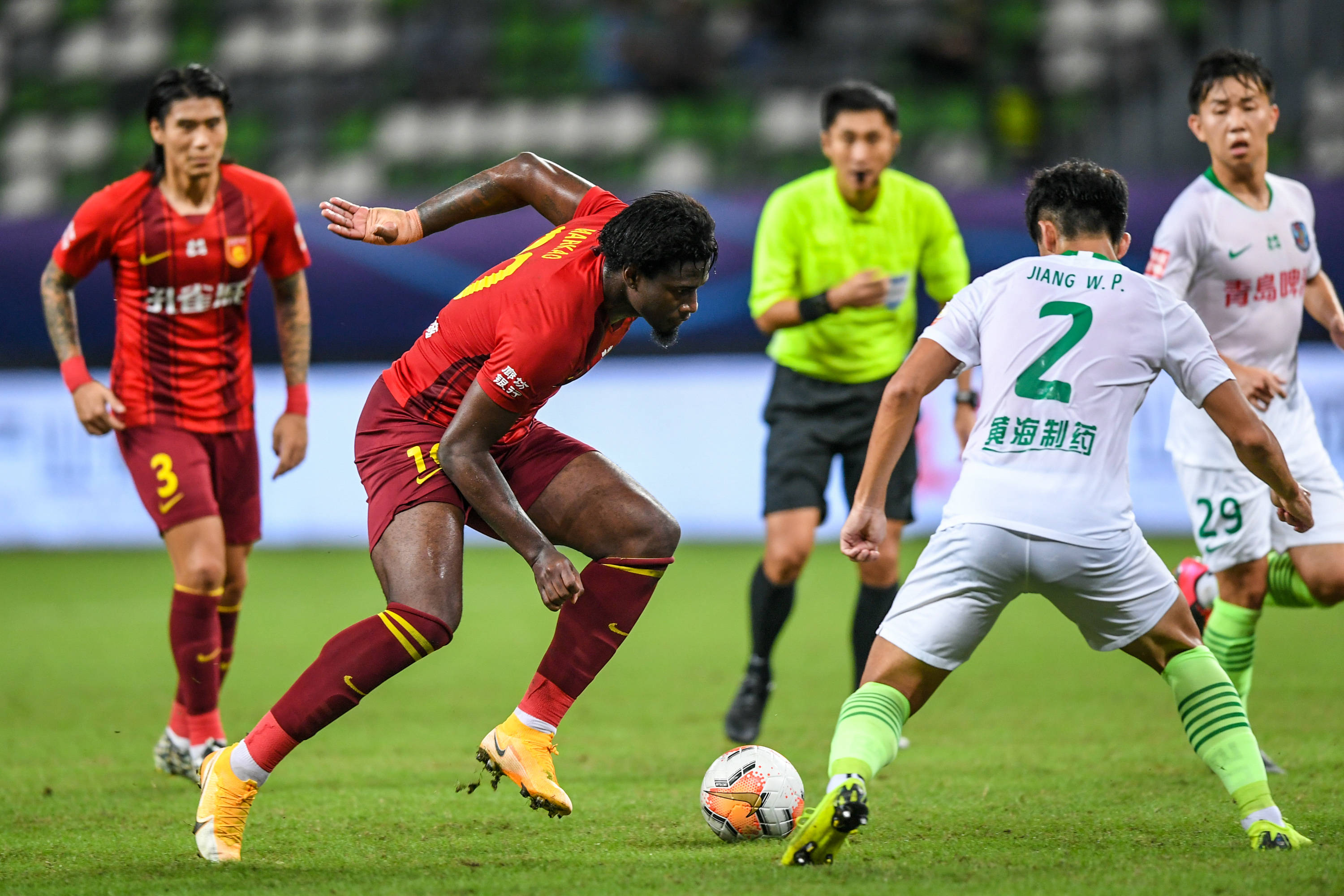 篮球位置五大角色详解（篮球五大位置职责全面解析）