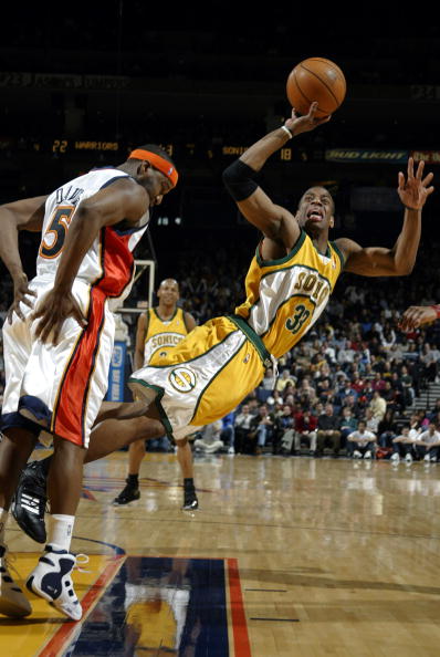 NBA：湖人加时不敌掘金 詹姆斯空砍准三双（NBA：湖人加时憾负掘金，詹姆斯准三双难救主）