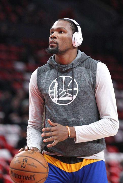 巴萨赛前发小白当年绝杀照，切尔西赛后用埃斯特旺破门照回应（巴萨赛前晒小白绝杀旧照，切尔西赛后以埃斯特旺进球照回敬）