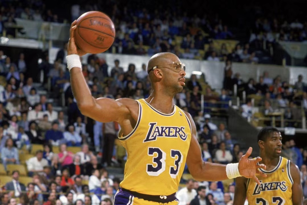 NBA球员交易动态及球队影响（NBA交易动向与球队格局影响）