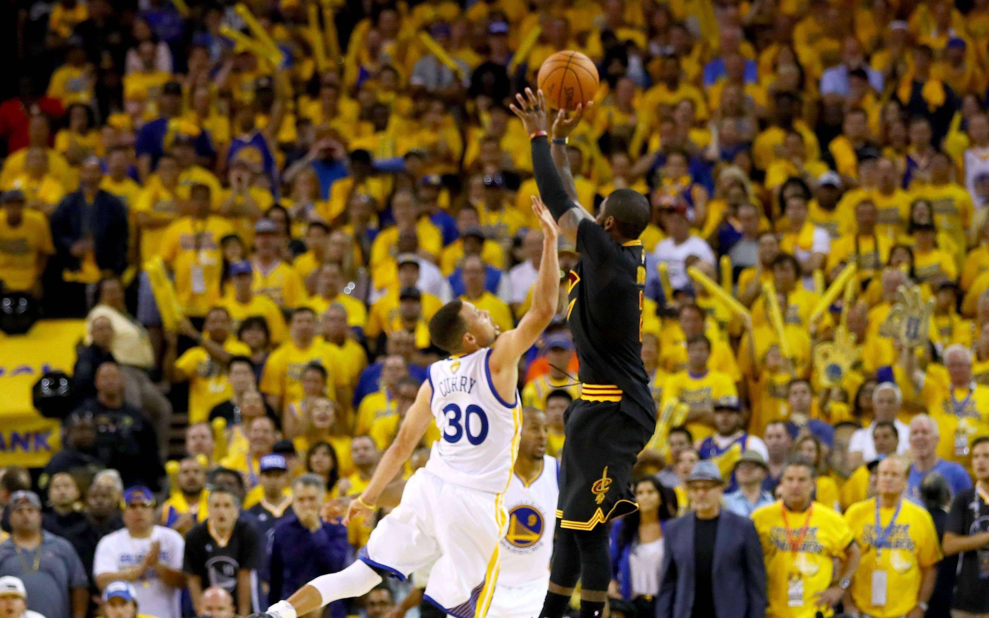 西班牙2026年世界杯球衣：红色底+海军蓝衣袖搭配红黄色条纹（西班牙队2026世界杯战袍：红底配海军蓝袖，红黄条纹点缀）